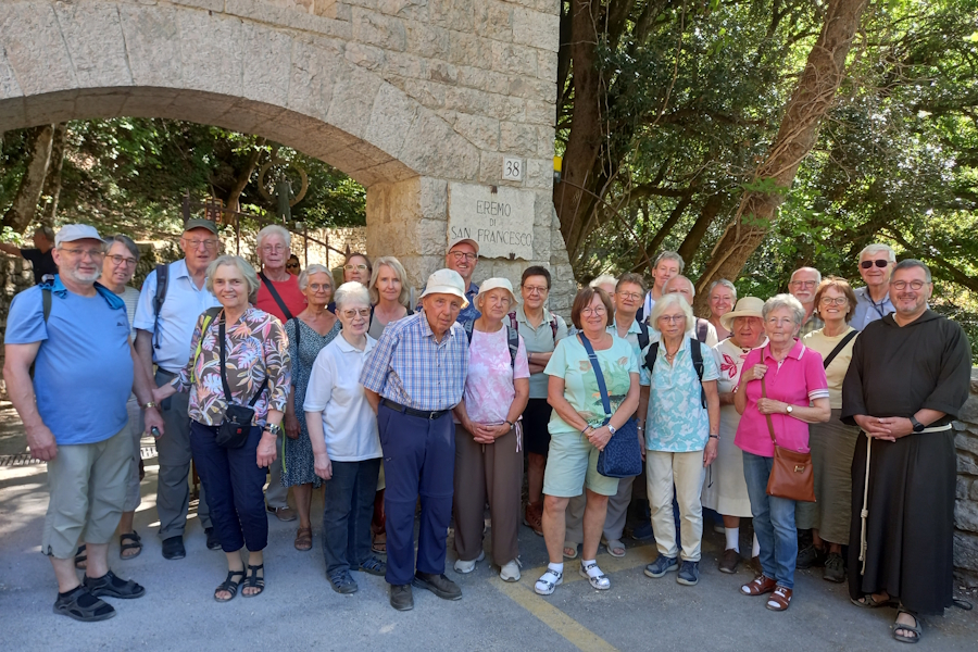 Leserinnen und Leser des Magazins [inne]halten auf Pilgerreise in Assisi.